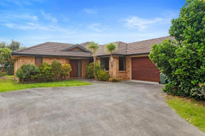 Bowentown Bach - Waihi Beach Holiday Home